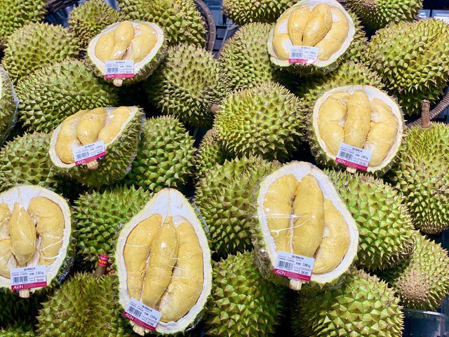 Sầu riêng đang được bày bán tràn ngập trên thị trường với đủ các mức giá khác nhau.