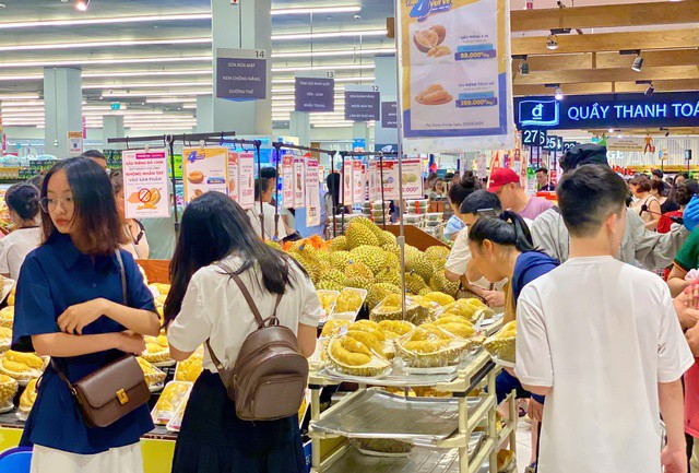 Tại các siêu thị lớn, sầu riêng cũng được nhập nhiều về để phục vụ người tiêu dùng.
