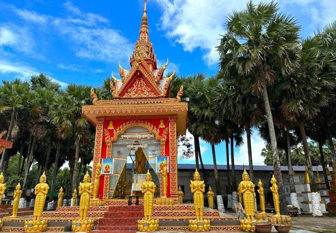 Hàng cây thốt nốt bao phủ nhiều công trình trong chùa. Ảnh: An Minh