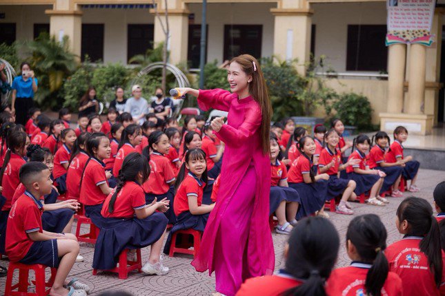 Hòa Minzy diễn Bắc Bling ở nhiều trường tiểu học.