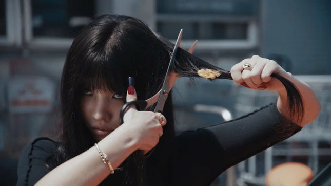 Cận cảnh phân đoạn cắt tóc chấn động của Soyeon trong MV.