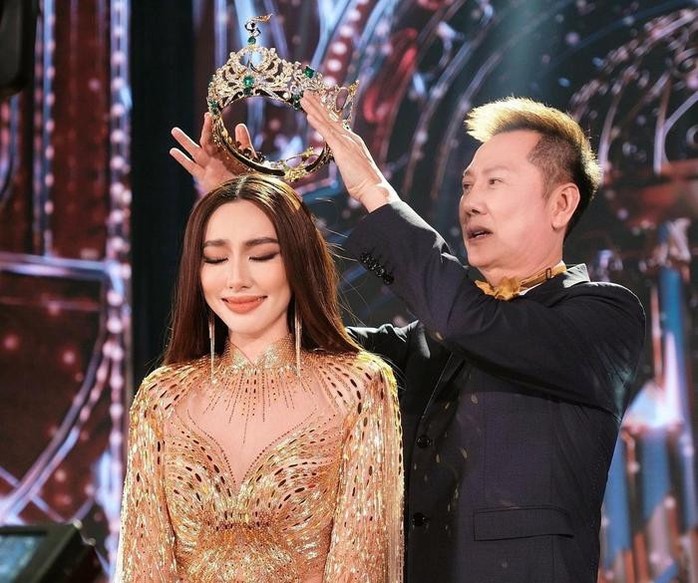 Ông Nawat và ThùyTiên trong đêm chung kết Miss Grand International 2022 tối 25-10 tại Indonesia