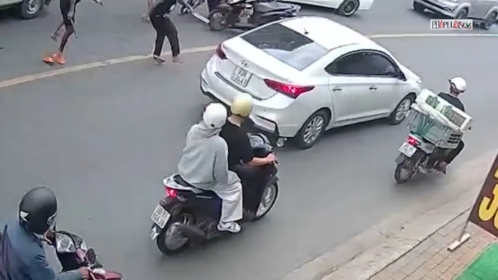 Hai nam thanh niên cầm theo hung khí tấn công đối phương. Ảnh cắt từ clip