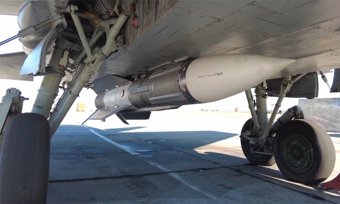 Tên lửa R-37M lắp trên tiêm kích MiG-31BM. Ảnh: BQP Nga