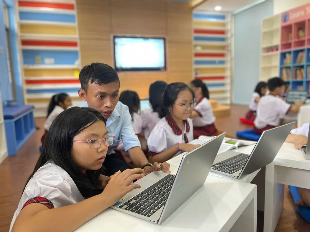 Thầy Bùi Văn Qui hướng dẫn học trò tại lớp học Google. Ảnh: NTCC