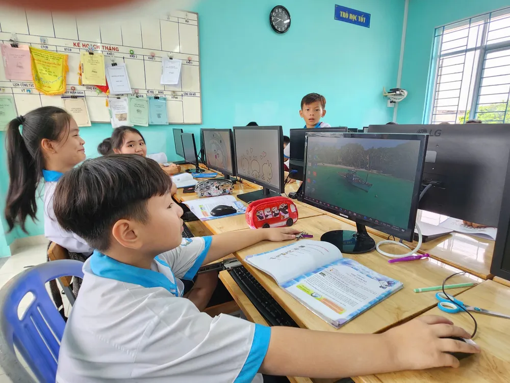 Học sinh Trường Tiểu học Vĩnh Lộc 1 trong một giờ học. Ảnh: NGUYỄN QUYÊN