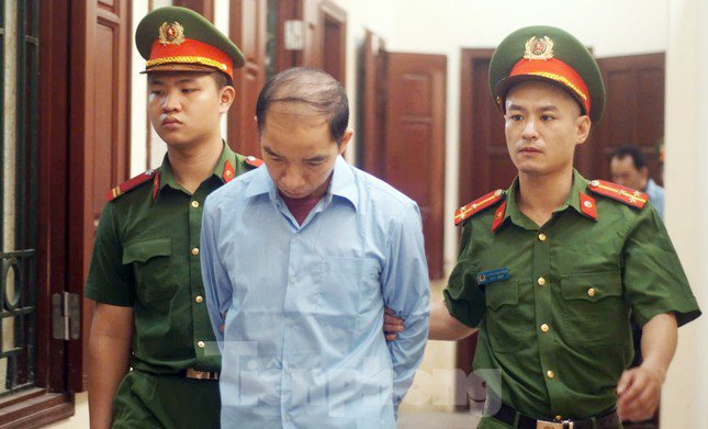 Ông Nguyễn Xuân Chinh (giữa) tại cơ quan điều tra.