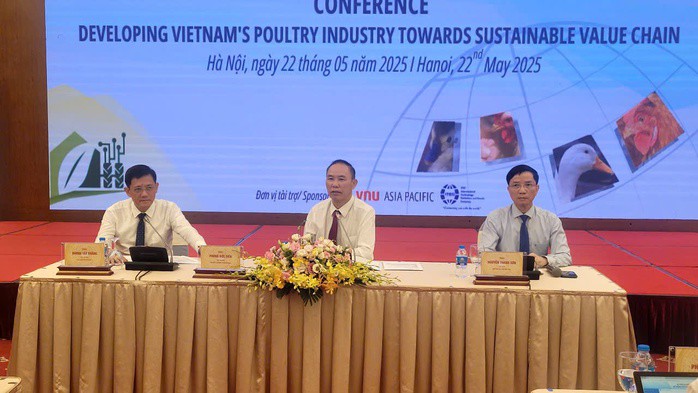 Thứ trưởng Bộ NN-MT Phùng Đức Tiến (giữa)