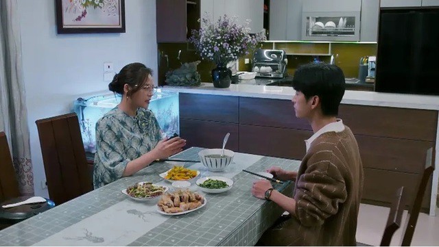 Mối quan hệ, cư xử giữa bà Liên và Nguyên gây nhiều tranh cãi.
