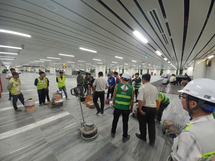 Nhà thầu đang tiếp tục hoàn thiện phần sàn gạch lót nhà ga T3