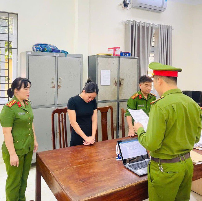 Cơ quan chức năng đọc lệnh bắt giữ Lộc Thị Thúy. Ảnh: Công an cung cấp