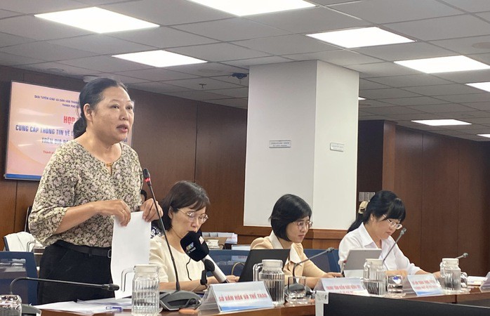 Bà Phạm Đắc Mỵ Trân, Quyền Trưởng Phòng Truyền thông xã hội và nội dung số, Sở Văn hóa và Thể thao trả lời tại buổi họp báo chiều 22-5; Ảnh: NGUYỄN PHAN