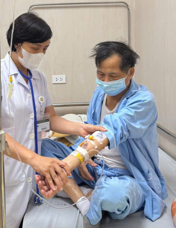Bác sĩ Trung tâm Huyết học và truyền máu thăm khám cho bệnh nhân xuất huyết giảm tiểu cầu miễn dịch đang điều trị tại Trung tâm. Ảnh: Bệnh viện Bạch Mai