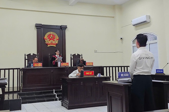 Bị cáo Ngô Đình Cao Nguyên được tại ngoại tham gia phiên tòa. Ảnh: Bình Nguyên