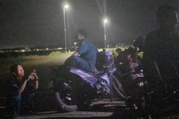 Hàng trăm người xuyên đêm truy bắt kẻ sát hại hàng xóm rồi bỏ trốn