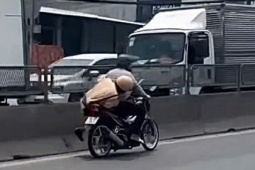 TP HCM: Xác minh clip CSGT bám yên xe máy của một người đàn ông