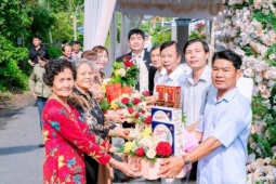 Đám cưới cặp đôi lệch 22 tuổi ở miền Tây gây sốt với dàn bô lão bê tráp