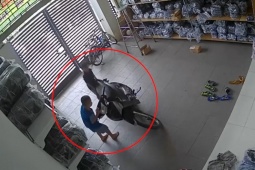 Clip: Thót tim hai bé trai dắt xe máy gay cấn hơn cả phim hành động