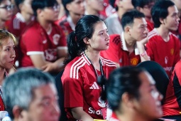 Fan nữ MU cổ vũ hết mình, nói lời gan ruột sau trận chung kết Europa League