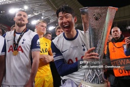 Son Heung Min chấm dứt lời nguyền trắng tay 15 năm, báo Hàn Quốc phấn khích
