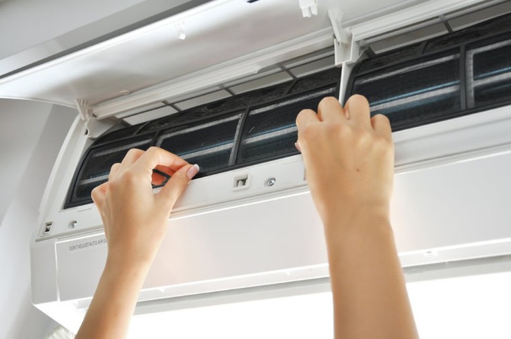 Đừng bỏ quên việc vệ sinh điều hòa thường xuyên.