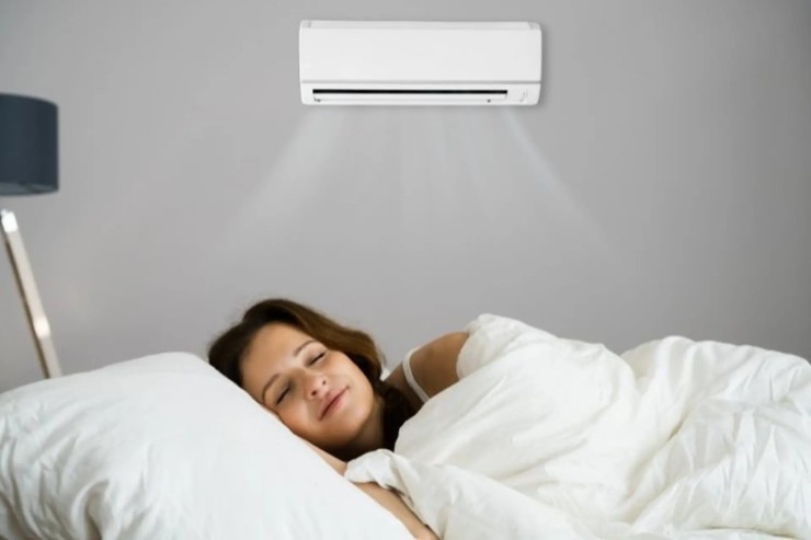 Đừng quên đắp chăn mỏng khi bật điều hòa.