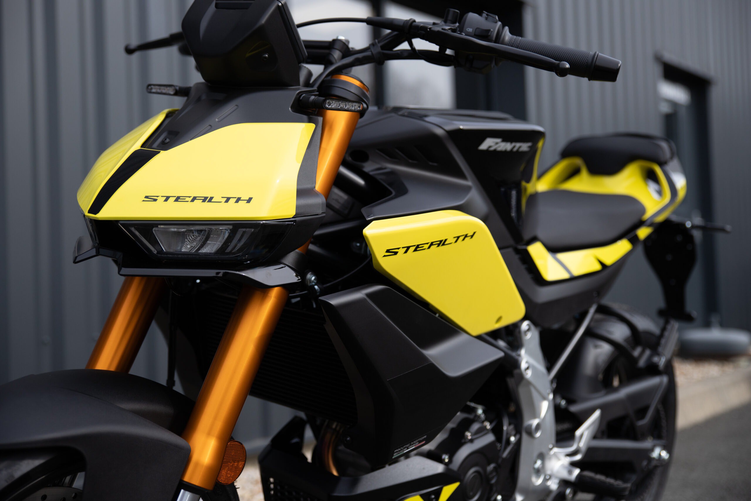Bộ giảm thanh của Fantic Stealth 125 lấy cảm hứng từ phong cách MotoGP.