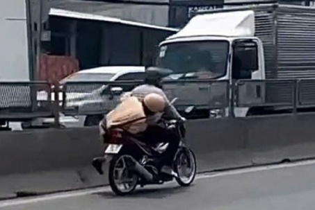 TP HCM: Xác minh clip CSGT bám yên xe máy của một người đàn ông