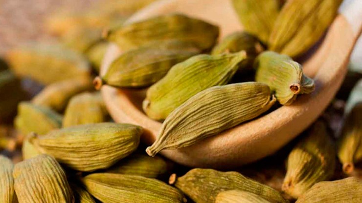 Quả và hoa thường được dùng làm thuốc, trong khi hạt và vỏ quả được tận dụng làm gia vị, mang lại hương thơm dịu nhẹ, cay ấm và rất đặc trưng.
