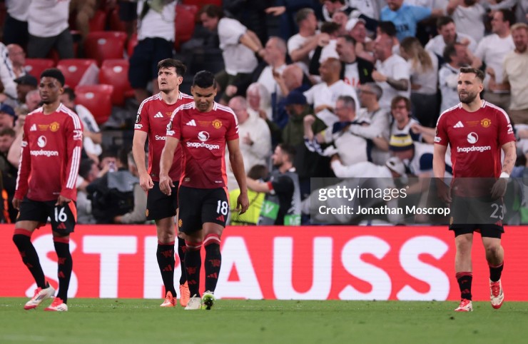 Sau bàn thua, MU dồn lên tấn công mạnh mẽ, nhưng các cơ hội đều bị hàng thủ Tottenham từ chối