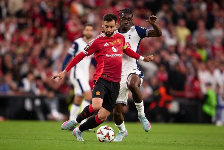 Ngay sau tiếng còi khai cuộc trận chung kết Europa League, MU và Tottenham liên tiếp tạo ra những cơ hội ngu hiểm