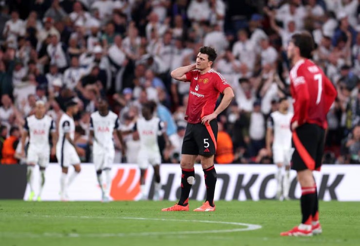 Trận chung kết Europa League khép lại với tỷ số 1-0 chung cuộc nghiêng về Tottenham. Khi trọng tài nổi hồi còi mãn cuộc, dàn sao MU thất thần khi chính thức trải qua mùa giải trắng tay, xếp hạng 16 Ngoại hạng Anh và mất luôn tấm vé dự Champions League