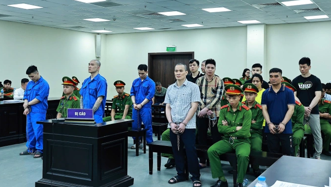 Hương "Mẩu" và 10 bị cáo tại phiên tòa, ngày 22/5. Ảnh: Danh Lam