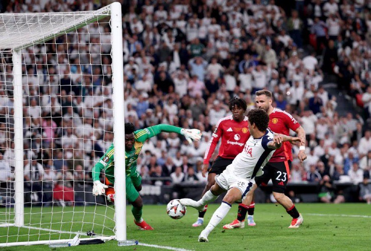 Kịch tính chung kết Europa League: Fernandes chuyền hỏng, Tottenham chớp thời cơ xé lưới MU - 1