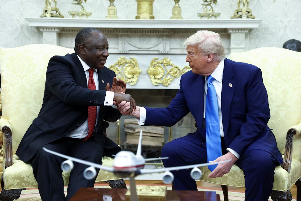 Tổng thống Nam Phi Cyril Ramaphosa gặp Tổng thống Mỹ Donald Trump tại Phòng Bầu dục (ảnh: Reuters)