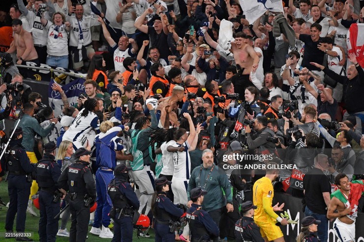 Với chức vô địch Europa League, "Gà trống" chính thức trở thành đại diện thứ 6 của Ngoại hạng Anh đoạt&nbsp;vé dự Champions League. Càng ý nghĩa hơn khi họ giải&nbsp;"cơn khát" danh hiệu kéo dài từ năm 2008.