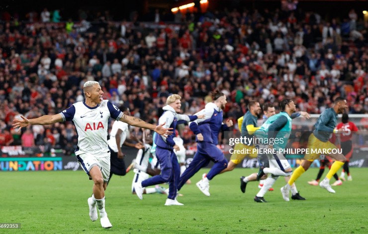 Trong khi đó, "bữa tiệc" của Tottenham chính thức bắt đầu