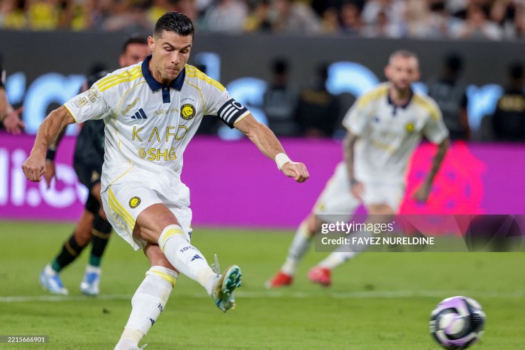 Ronaldo 2 lần bước lên chấm phạt đền nhưng chỉ 1 lần thực hiện thành công