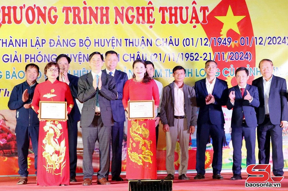 Lãnh đạo Sở Khoa học và Công nghệ trao quyền sử dụng nhãn hiệu chứng nhận "Thanh long Sơn La" cho các HTX.Ảnh PV