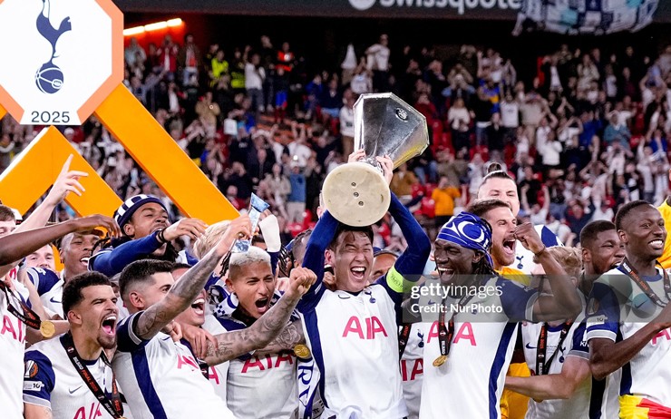 Tottenham chấm dứt 17 năm không có danh hiệu