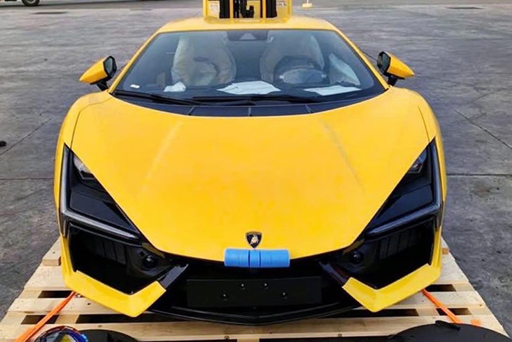 Siêu xe Lamborghini Revuelto bất ngờ có mặt tại cảng Việt Nam