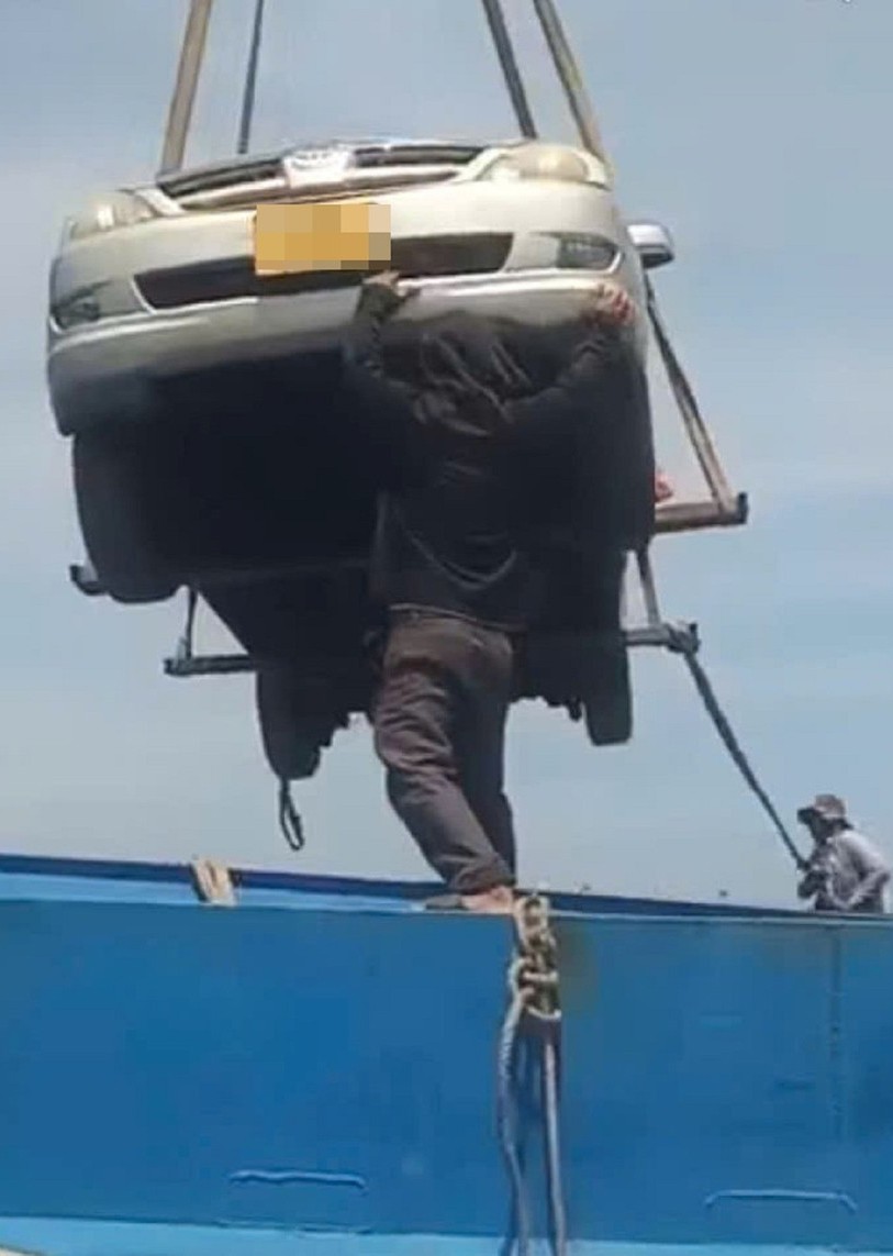 Ô tô ở đảo Lý Sơn được cẩu lên tàu để đưa vào đất liền kiểm định.