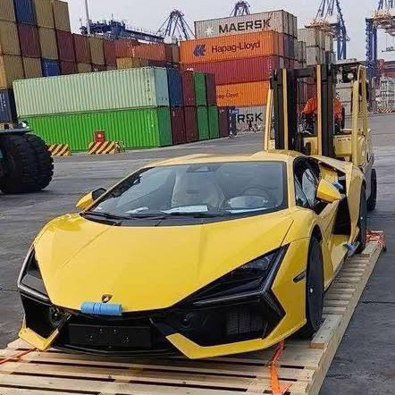 Siêu xe Lamborghini Revuelto bất ngờ có mặt tại cảng Việt Nam - 1