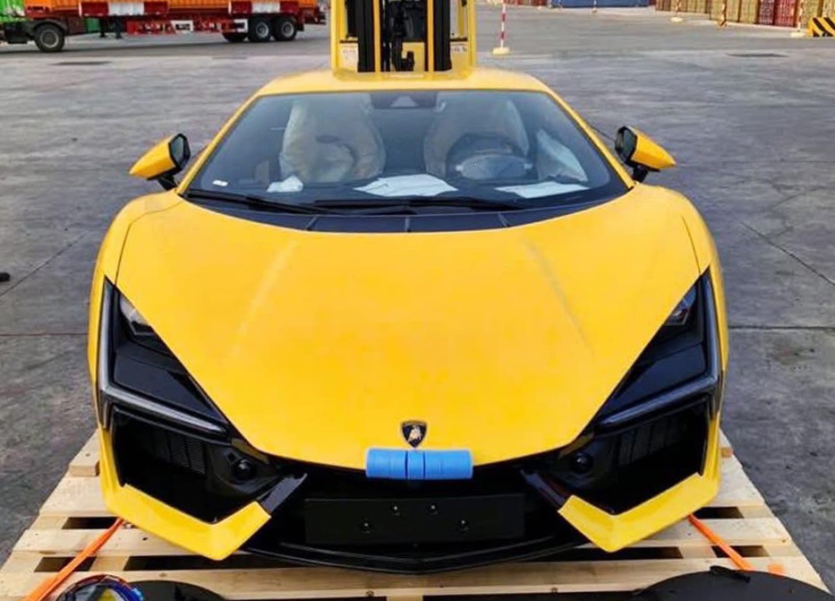 Siêu xe Lamborghini Revuelto bất ngờ có mặt tại cảng Việt Nam - 2