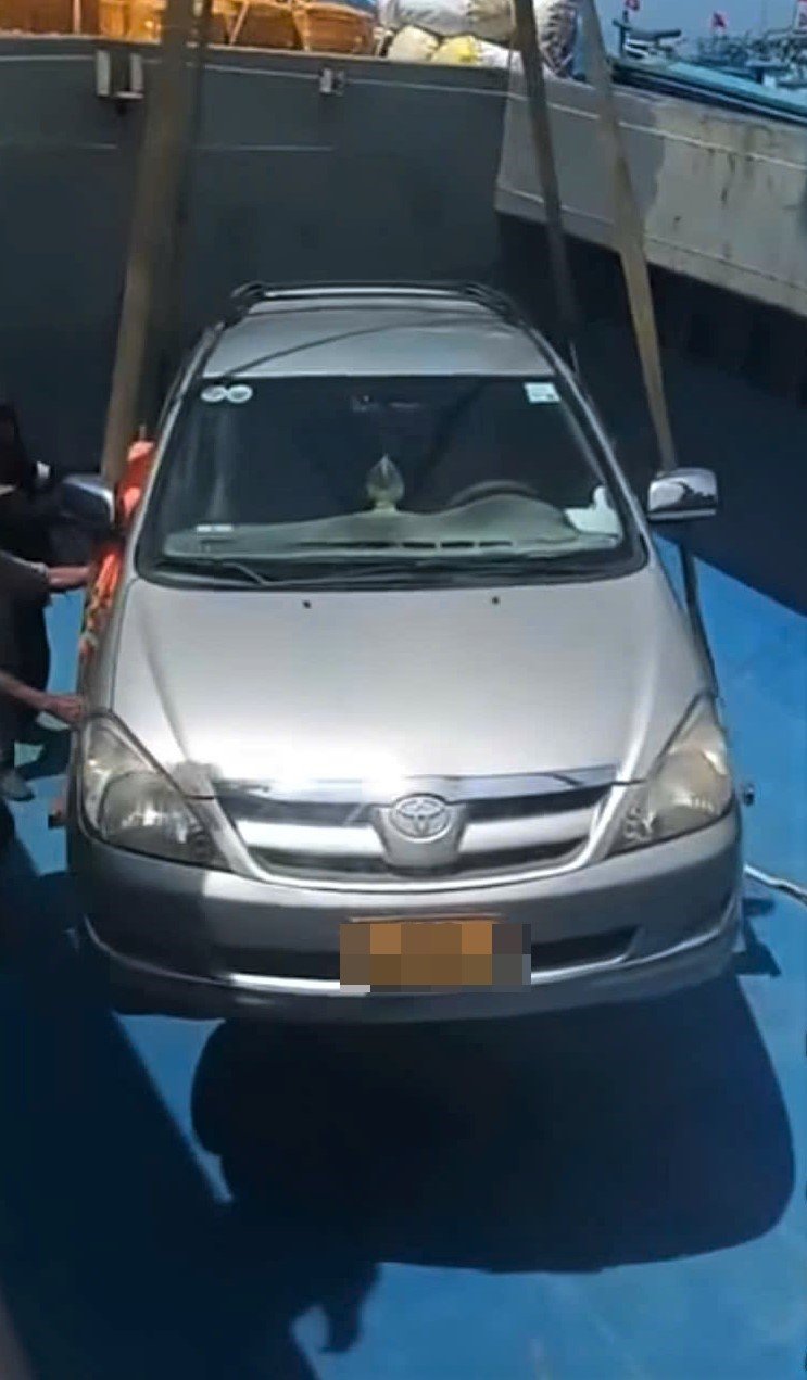 Chi tiền triệu, thuê tàu đưa ô tô ‘vượt biển’ vào đất liền để đăng kiểm - 2