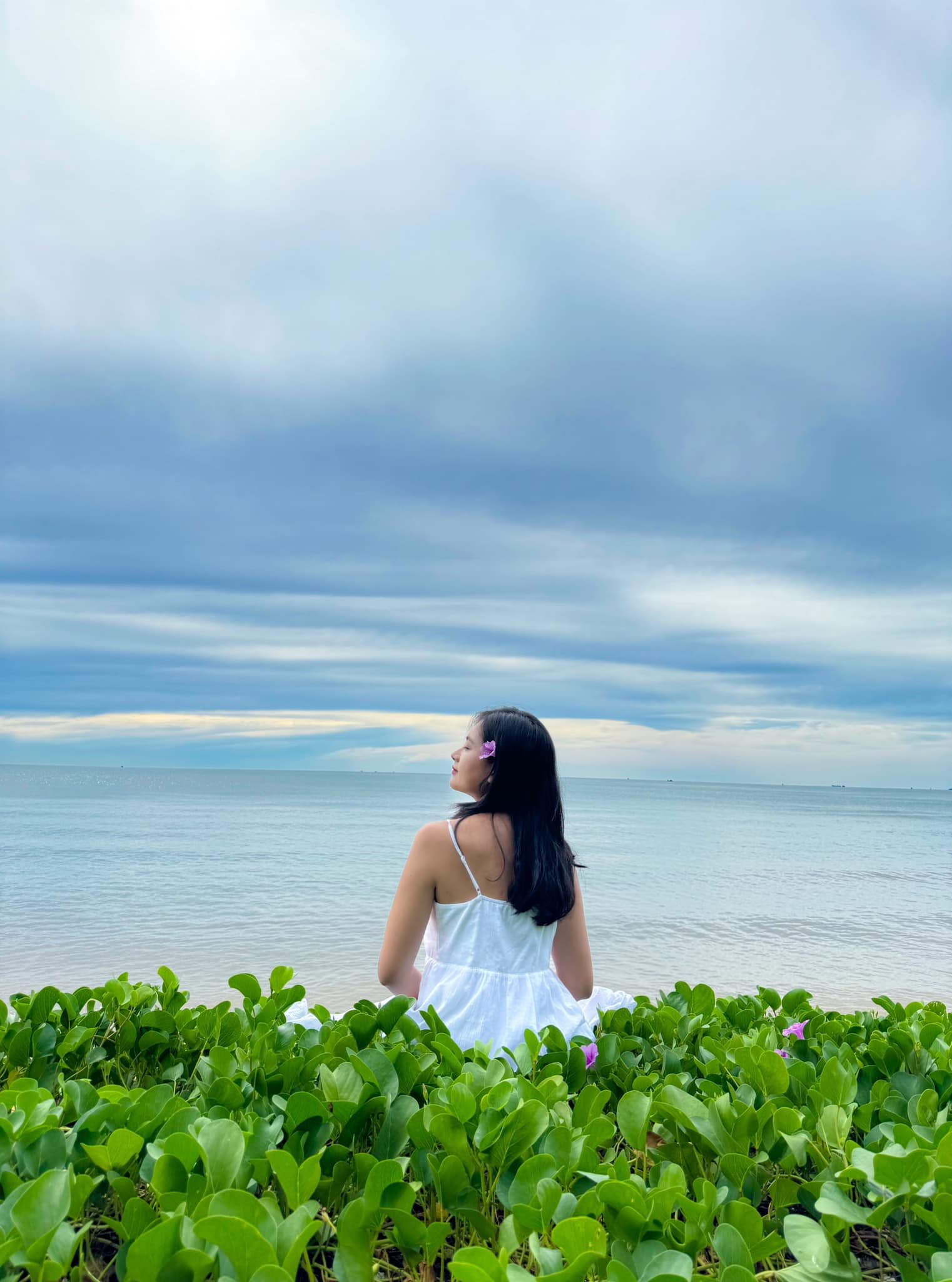Bãi biển trong xanh đẹp như ở Nha Trang, cách Hà Nội 3,5 tiếng lái xe - 1