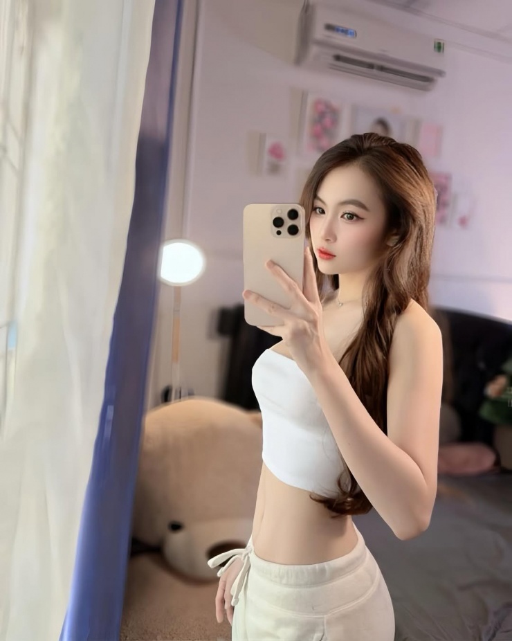 Trong loạt ảnh được đăng tải, Trân Trần diện bộ trang phục đơn giản gồm crop top trắng dạng quây và quần thể thao GAP, để lộ vòng eo con kiến cùng đường cong cơ thể gợi cảm đến khó tin.