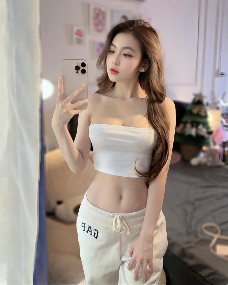 Thiết kế áo quây ngắn cũng giúp cô nàng tôn lên xương quai xanh gợi cảm.