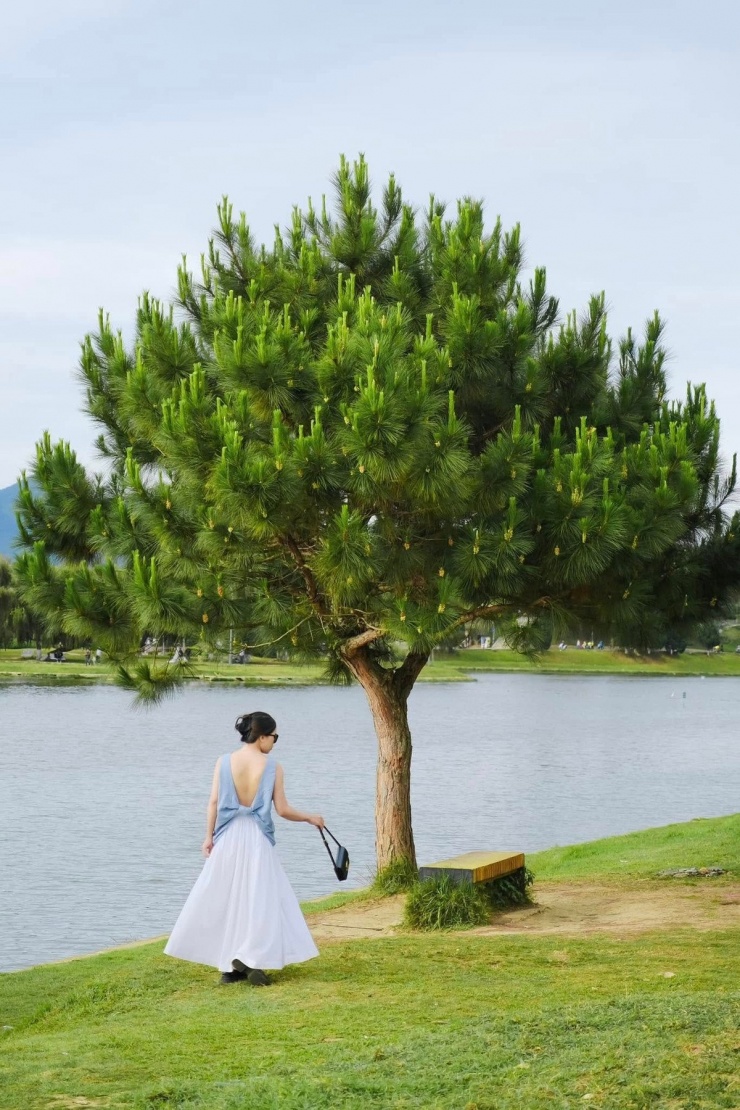 Ngày đầu tiên, du khách có thể bắt đầu chuyến khám phá bằng một buổi sáng thư giãn bên Hồ Xuân Hương. Đây là nơi du khách có thể tản bộ, tận hưởng không gian yên bình và chụp những bức ảnh đẹp. Sau đó, tiếp tục dạo qua Quảng Trường Lâm Viên với những công trình kiến trúc độc đáo như hoa dã quỳ và tòa nhà hình nụ hoa atiso. Ảnh Diễm Quỳnh