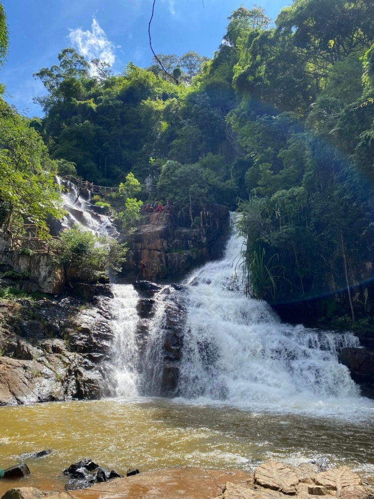 Chiều, hãy đến Thác Datanla để tham gia các trò chơi mạo hiểm như trượt thác hay đu dây. Đây là một trải nghiệm đầy kịch tính và thú vị. Sau đó, du khách có thể ngắm nhìn toàn cảnh Đà Lạt từ Cáp Treo Chùa Linh Phước. Ảnh dulich